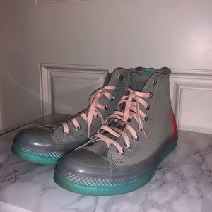 Converse high top multicolor.